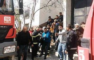 Komşusunu kurtarmak isterken yangının ortasında...