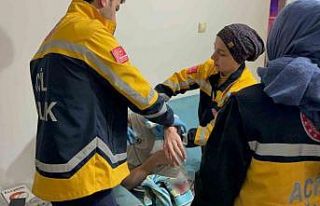 Komşusunun baltalı saldırısından babasını kurtardı,...