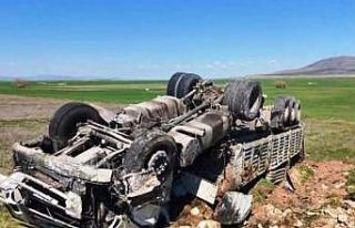 Kontrolden çıkan kamyon devrildi, sürücüsü yaralandı