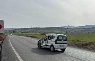 Kontrolden çıkan kamyonet karşı şeride geçerek...