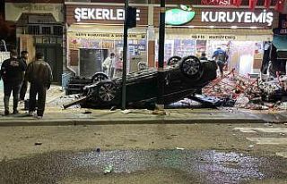 Kontrolden çıkan otomobil 2 iş yerine çarparak...