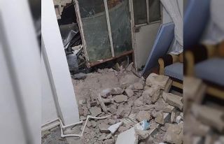 Kontrolden çıkan otomobil bahçe duvarını yıkarak...