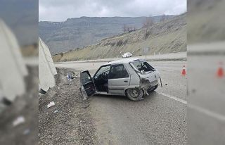 Kontrolden çıkan otomobil istinat duvarına çarptı:...