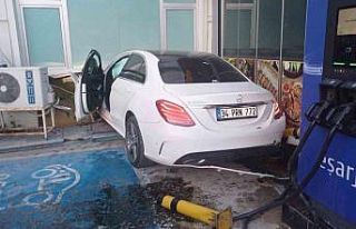 Kontrolden çıkan otomobil petrol ofisine daldı:...
