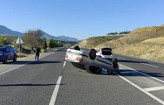 Kontrolden çıkan otomobil takla atıp ters döndü:...