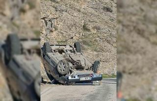 Kontrolden çıkan otomobil ters döndü