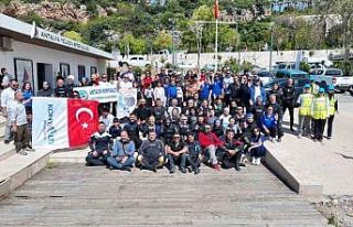 Konyaaltı Sahili’nde deniz dibi ve kıyı temizliği...