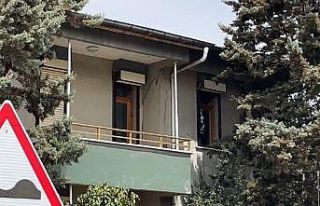 Konya’da 2 binada oluşan çatlaklar sonrası vatandaşlar...