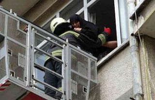 Konya’da binada çıkan yangında mahsur kalan 5’i...