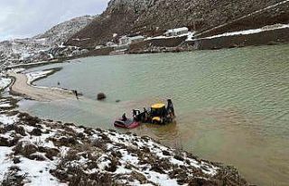 Konya’da göle dönen yayla yolunda araçta mahsur...