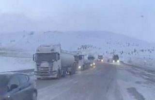 Kop Dağı Geçidi yoğun kar ve tipi nedeniyle ulaşıma...
