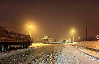 Kop Dağı Geçidi’nde buzlanma ulaşımı aksattı