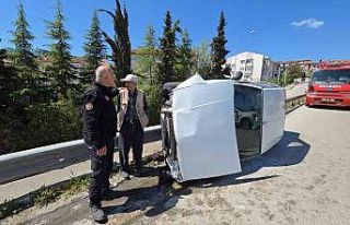 Köprüde kontrolden çıkan otomobil yan devrildi:...