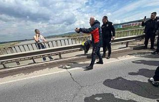 Köprüden atlamak isteyen şahıs AFAD ve polis tarafından...