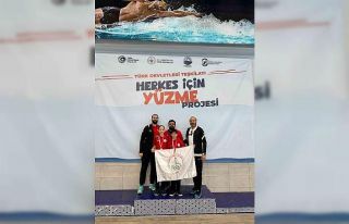 Körfezli genç yüzücüler Azerbaycan’da Türkiye’yi...