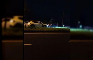 Korna seslerine aldırmadı: Trafiği tehlikeye atan...