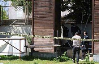 Kötü kokudan şüphelenerek baktıkları reklam...