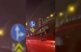 Kucağında çocukla araç kullanan sürücüye tepki...