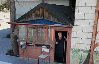 Küçük barakada 62 yıllık emekle 4 çocuğunu...
