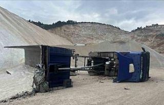 Kum boşaltırken devrilen kamyonda iş kazası: 1...