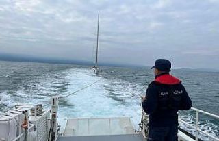 Kuşadası açıklarında motoru bozulan tekne kurtarıldı