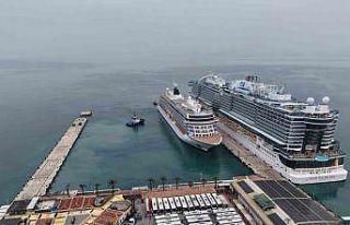 Kuşadası’na 2 kruvaziyer 5 bin 297 turist getirdi