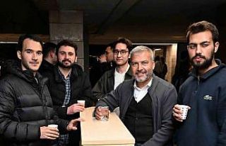 Kütüphanede sınavlara hazırlanan öğrencilere...