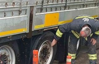 Lastiği patlayan tır yanmaktan son anda kurtarıldı