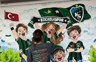 Liseli öğrencilerden Kocaelispor’a özel duvar...