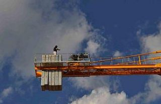 Maaşını alamayınca vincin tepesine çıktı, banka...