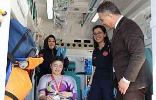 Madalyasını ambulansta aldı