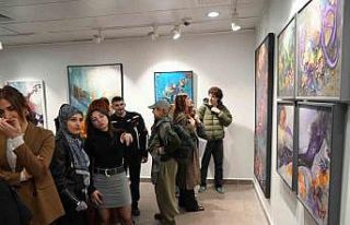 Makineleşen insan eleştirisi tuvale yansıdı: "Transhüman-izm"...