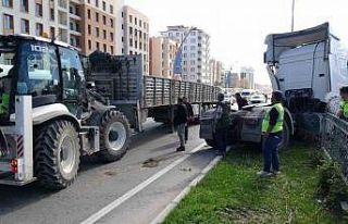 Malatya’da çekici refüje çıktı, trafik kilitlendi