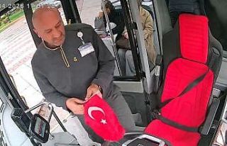Malatya’da otobüs şoförünün bayrak hassasiyeti