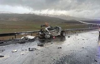 Malatya’da tır ile otomobil kafa kafaya çarpıştı:...