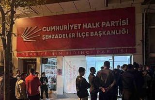 Manisa’da iş vaadi öfkesiyle CHP binasının camlarını...
