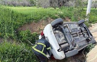 Mardin’de otomobil yol kenarına devrildi: 5 kişi...