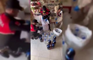 Markette satışa hazır litrelerce kaçak alkol ele...