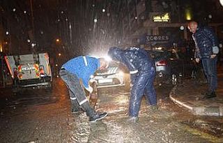 Marmaris’te belediye ekiplerinden gece boyunca ’sağanak...