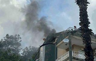 Marmaris’te çatı katı yangını: Mahsur kalan...