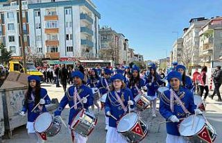 Marşlar eşliğinde mahalleyi turladılar