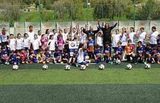 Mersin Üniversitesi’nde yüzlerce çocuk ve genç,...