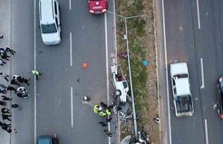 Mersin’de feci kaza: Otomobil ikiye bölündü,...