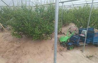 Mersin’de sağanak sele yol açtı: Yol çöktü,...