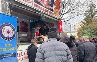 Mevlit çıkışı vatandaşlara lokma ikramı