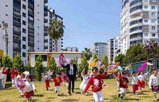 Mezitli’de çocuklar Başkan Tuncer’le uçurtma...