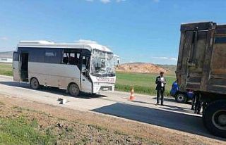 Midibüsün kamyona arkadan çarptığı kazada 3...