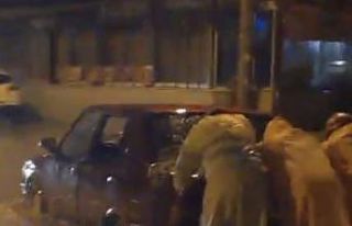 Minibüste mahsur kalan 4 kişiyi itfaiye kurtardı