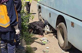 Minibüsün altında can pazarı: Motosikletliyi ekipler...