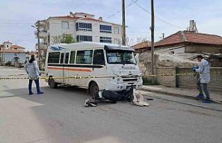 Minibüsün çarptığı elektrikli bisikletteki 2...